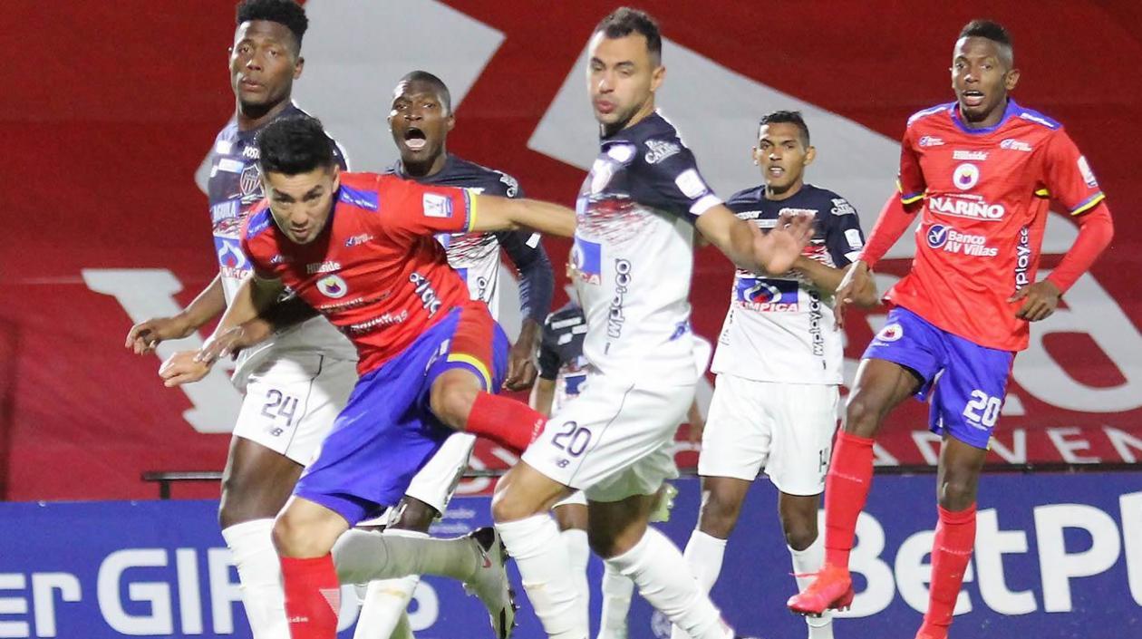 Dany Rosero (izquierda) en una de las jugadas del partido.