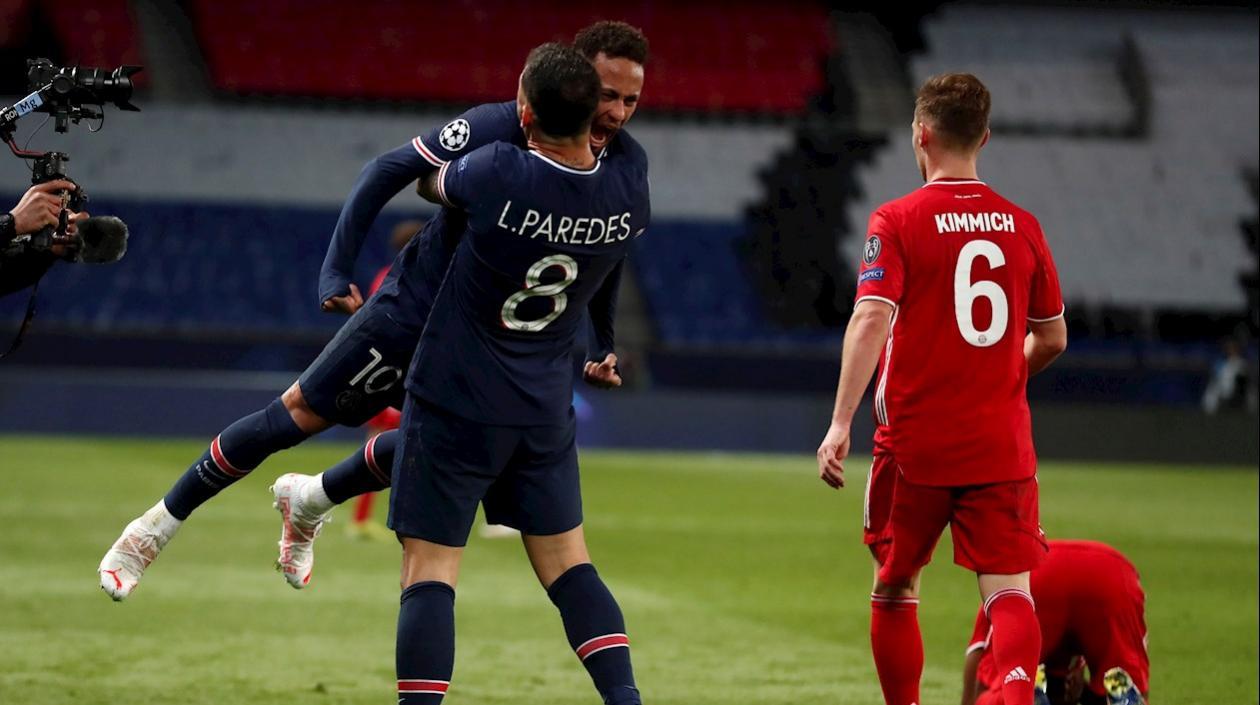 Neymar y Paredes celebran al final del partido. 