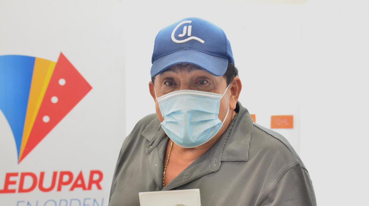 Poncho Zuleta muestra su carnet de vacunación.