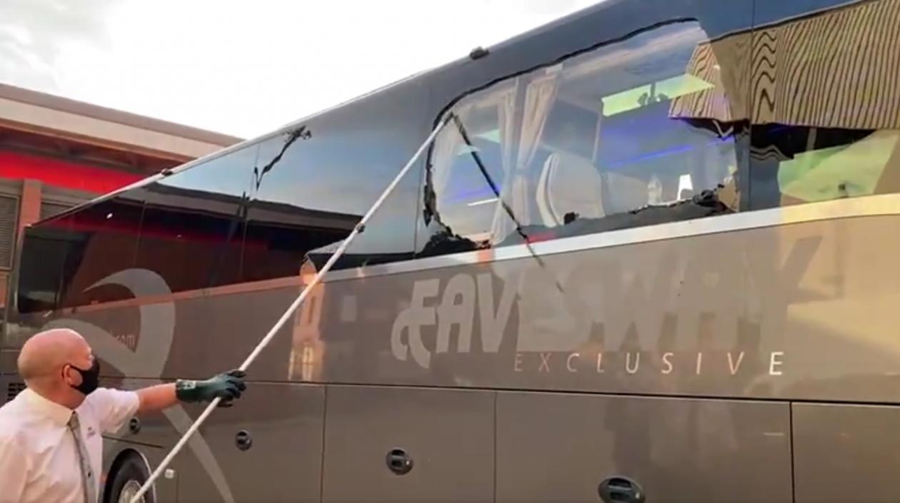 Así quedó el bus del Real Madrid. 