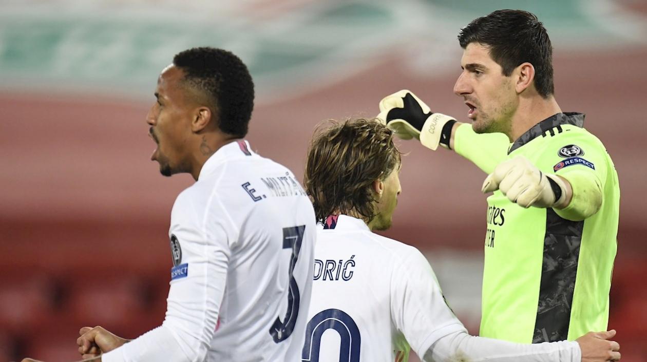 Miltao, Modric y Courtois celebran la clasificación del Real Madrid. 