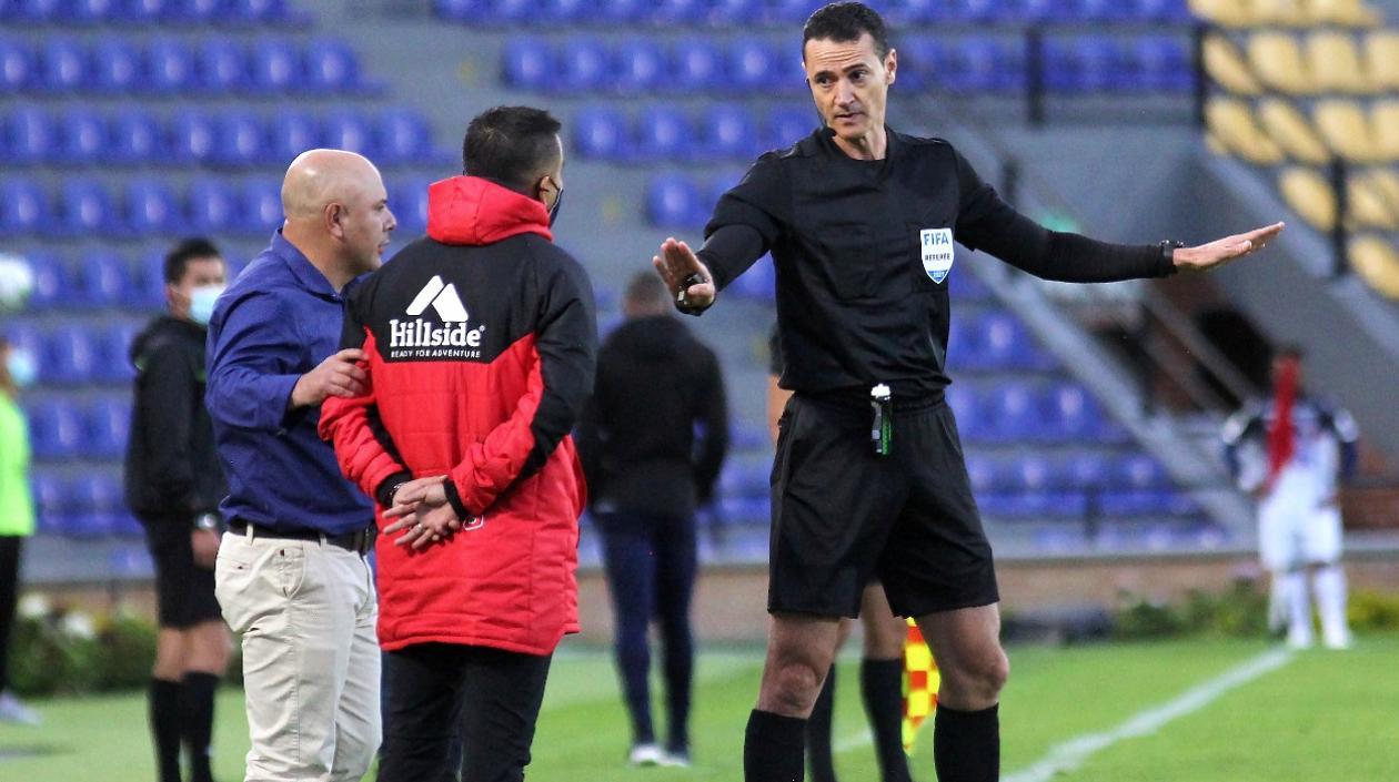 Momento en que Wilmar Roldán llama la atención al gerente del Deportivo Pasto, Alberto Santacruz. 