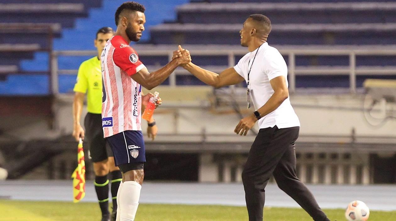 El DT Luis Amaranto Perea celebrando el primer gol con Miguel Ángel Borja.