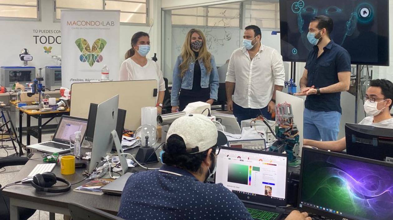 Viceministra de Ciencia, acompañada de directivos de Unisimón.