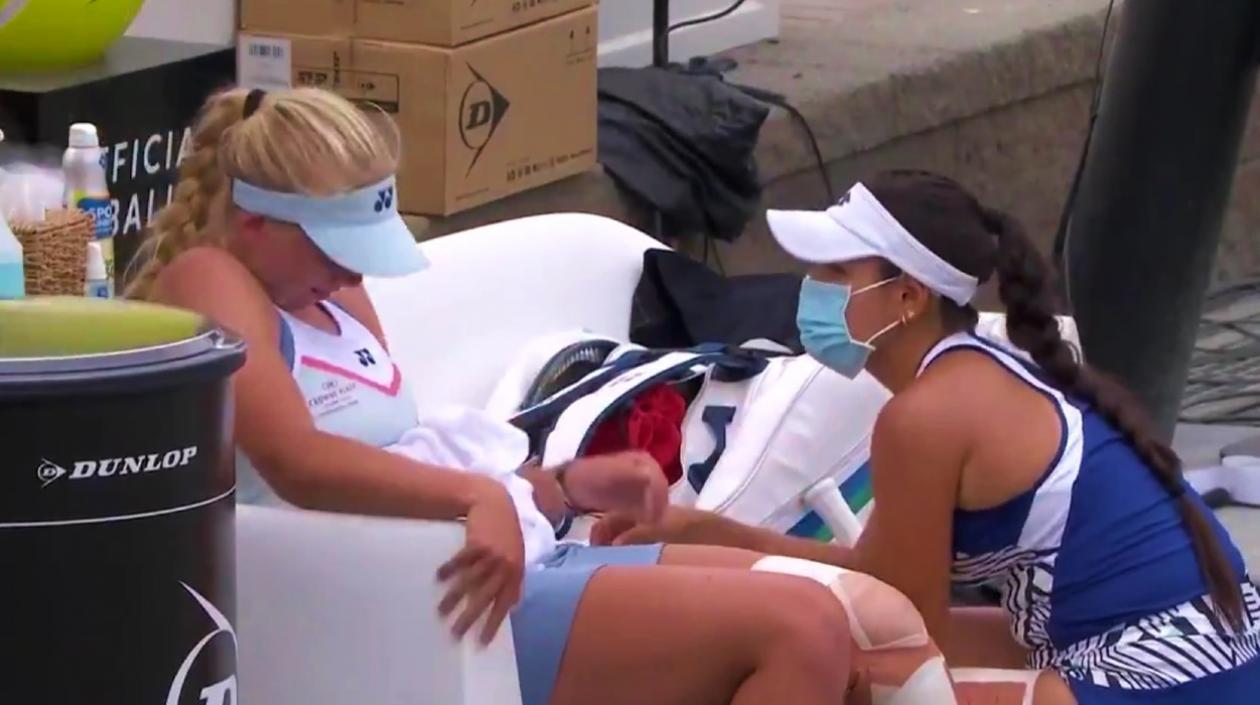 María Camila Osorio consuela a Clara Tauson. 