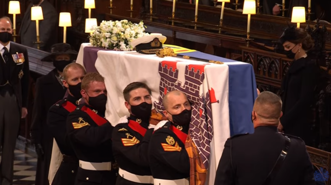 Miembros del ejercito británico transportan el féretro de Felipe.  