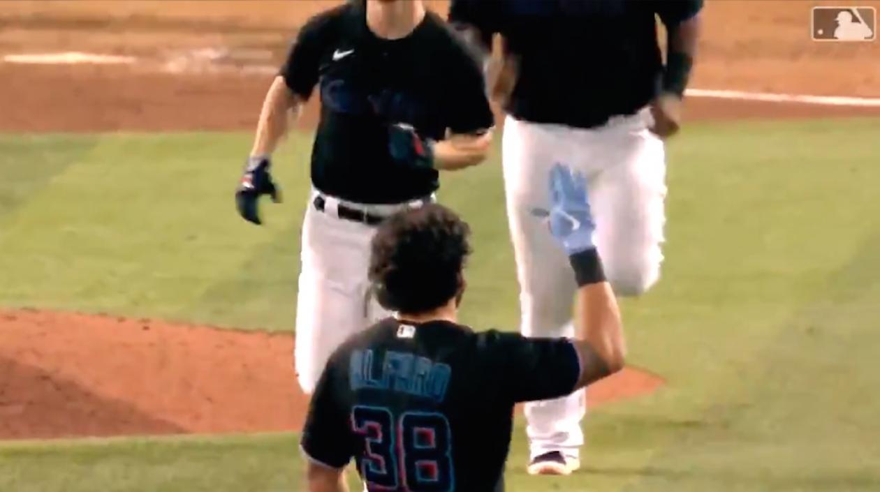 Jorge Alfaro felicitado por sus compañeros tras conectar el doblete.