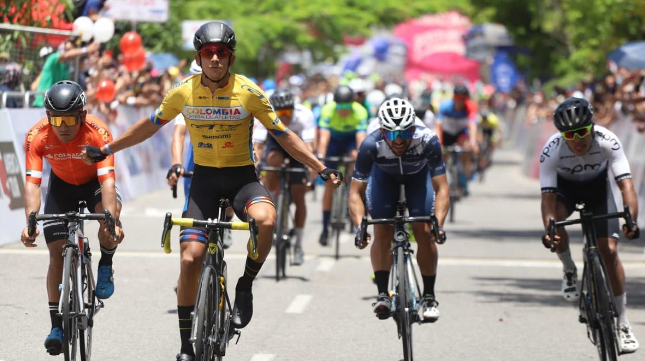 Nelson Soto se impone en la meta en Yopal. 