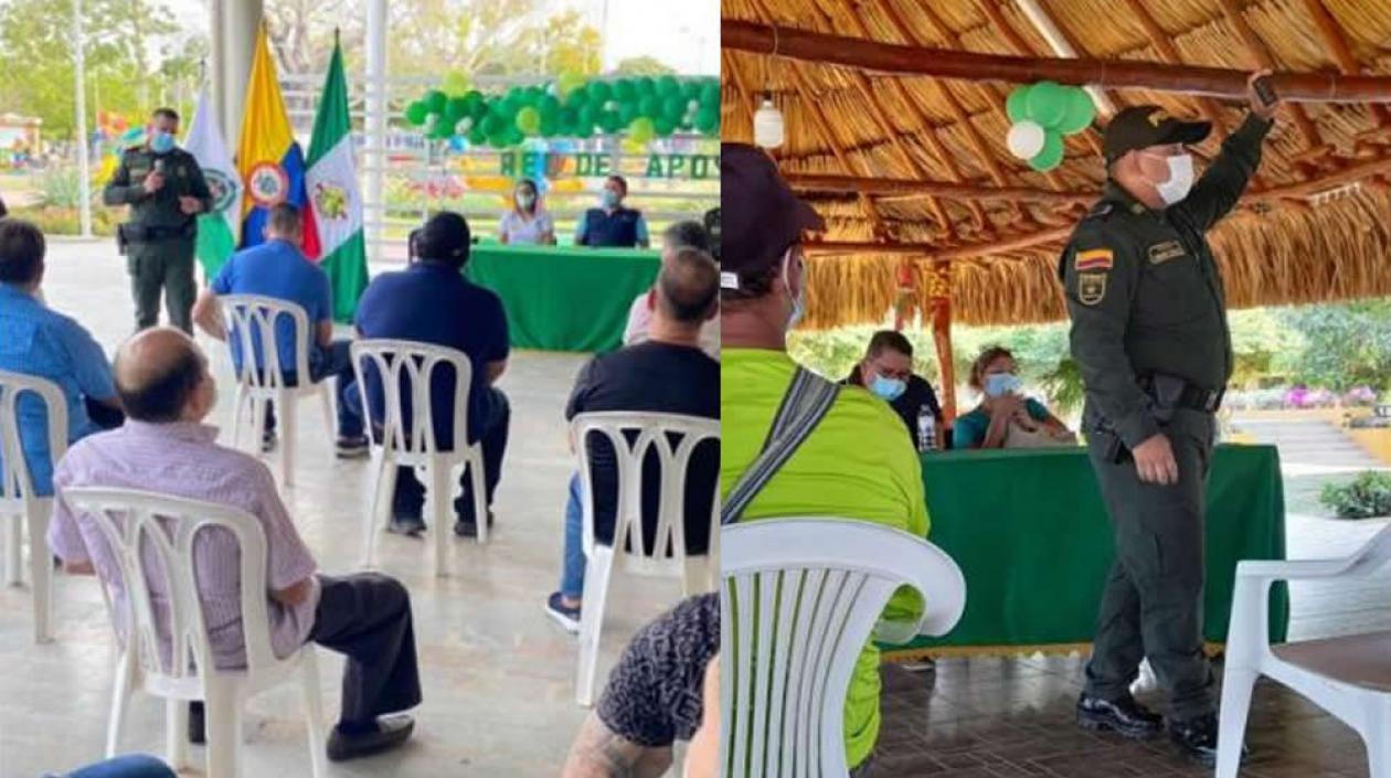 Policía del Atlántico entregando los celulares. 
