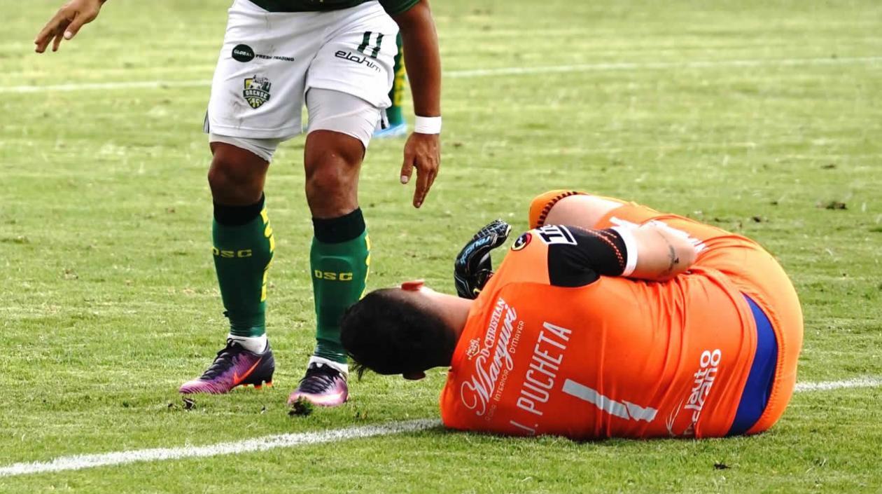 El arquero Pucheta en una acción del partido.