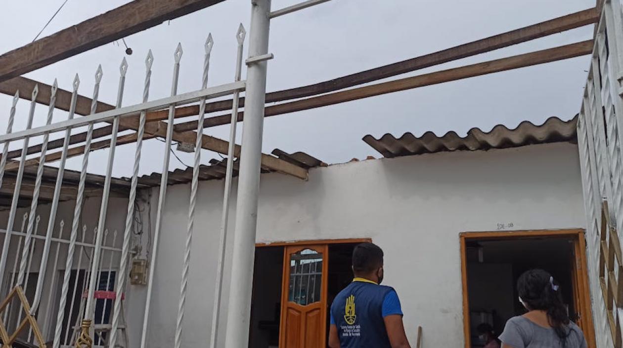 Una de las casas destechadas.