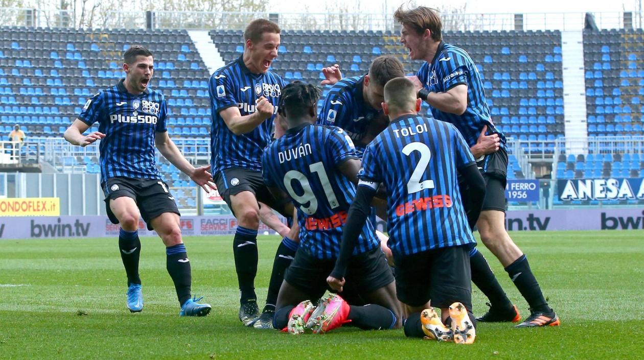 Jugadores del Atalanta celebran el gol del triunfo. 