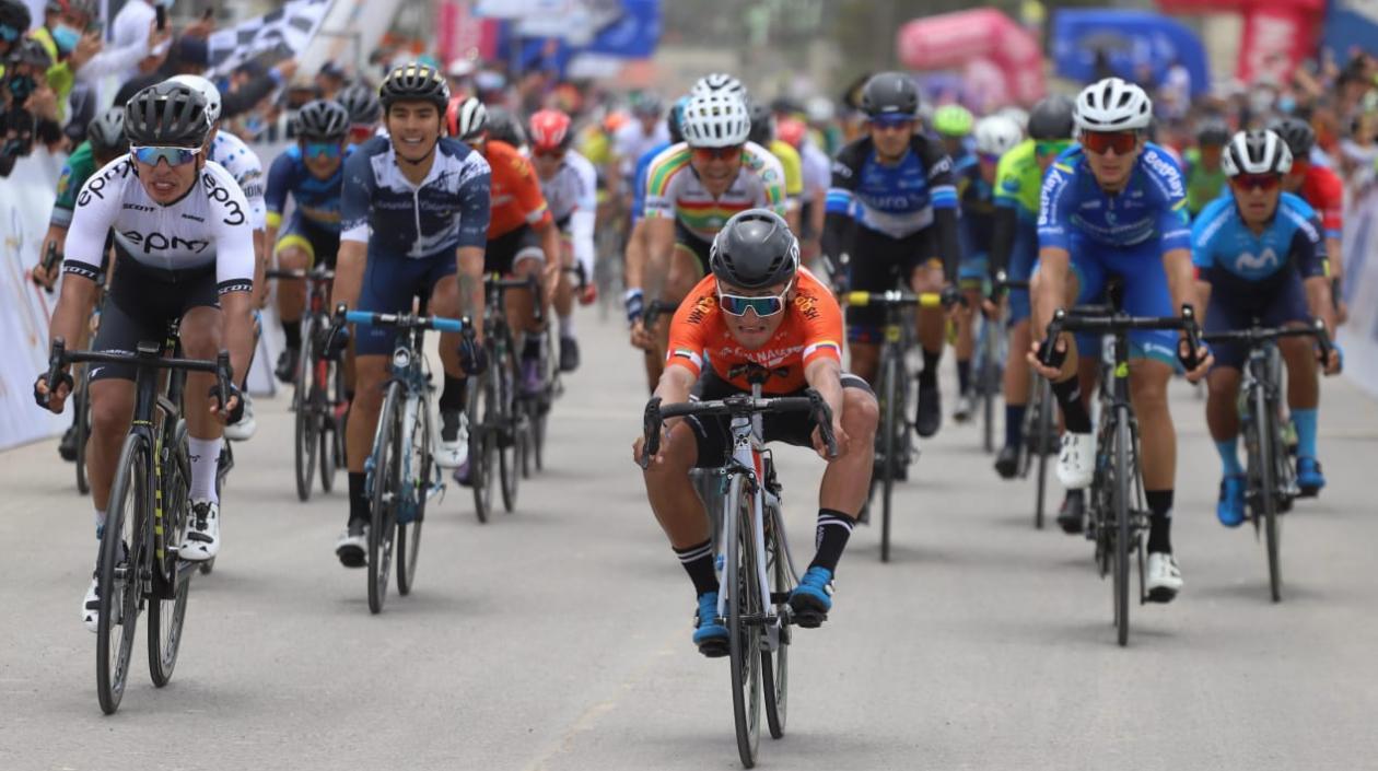 Luis Carlos Chía se impone en la meta. 