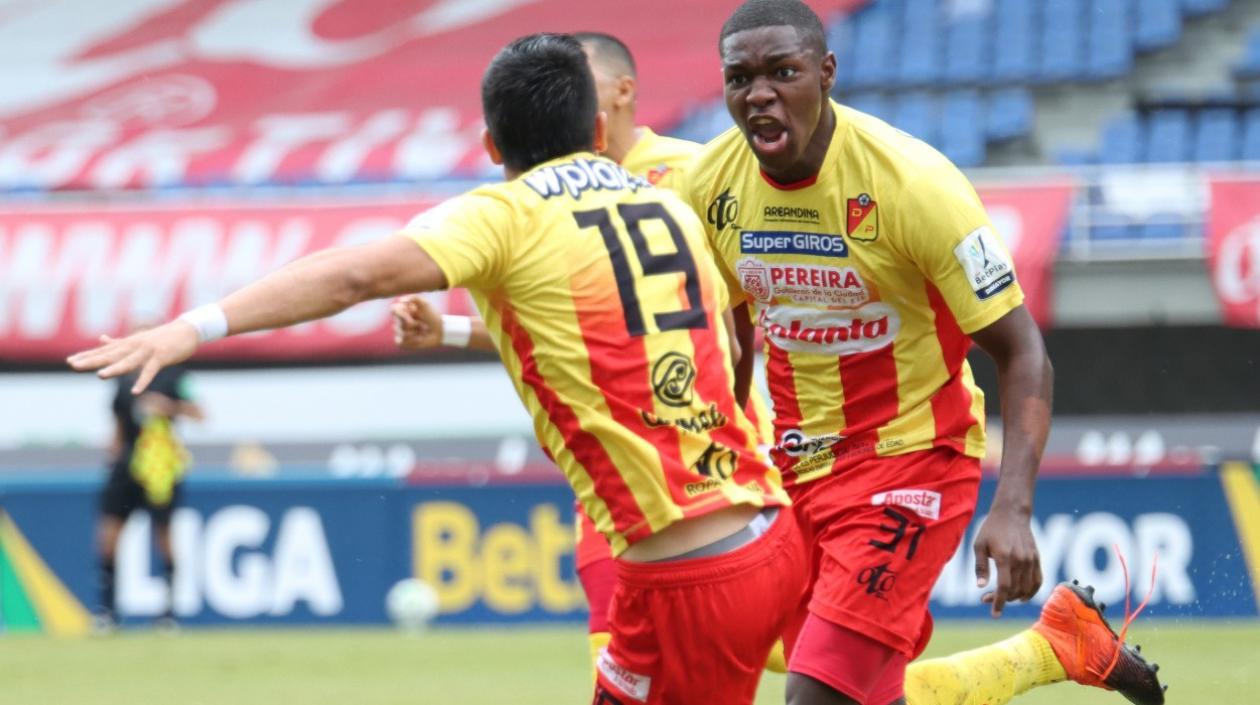 Jugadores del Pereira celebran un gol. 