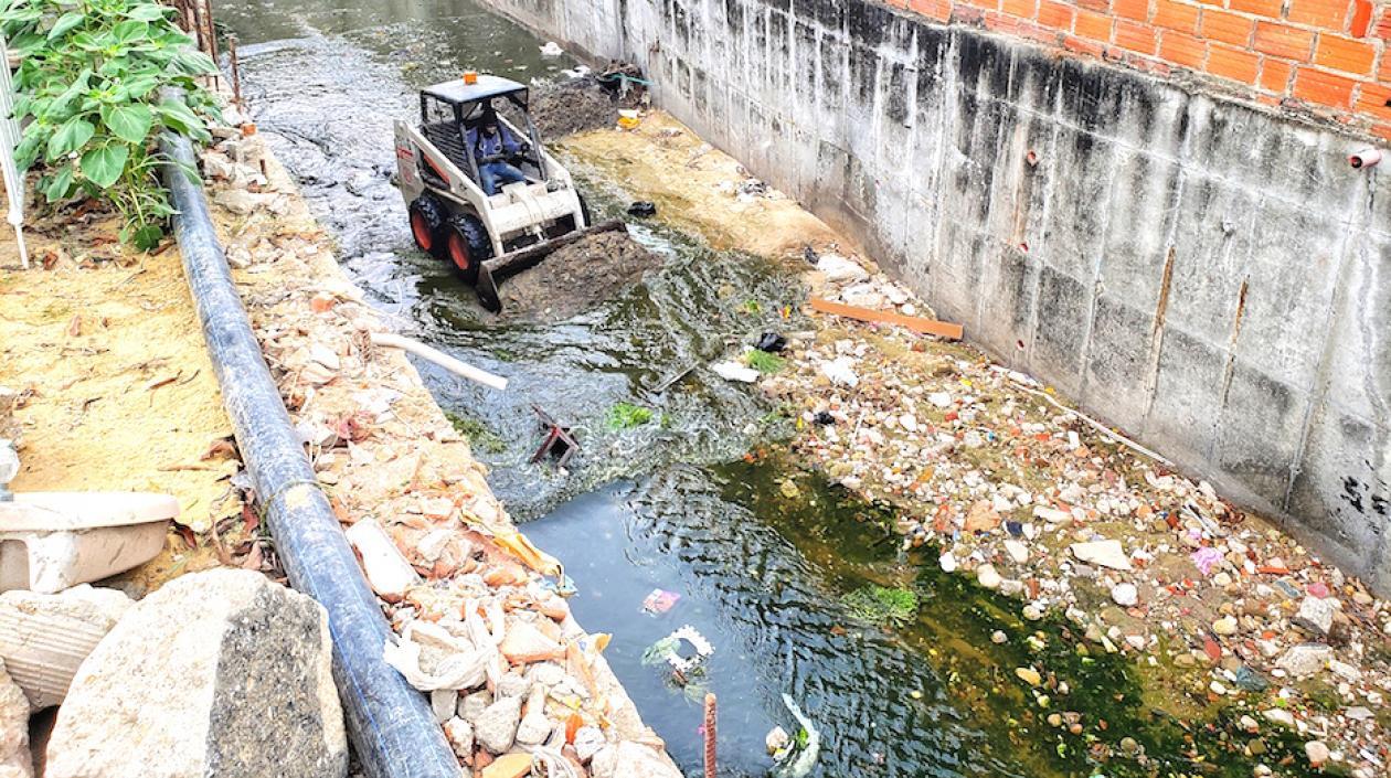 Maquinaria pesada retirando residuos sólidos en cauces de los arroyos.