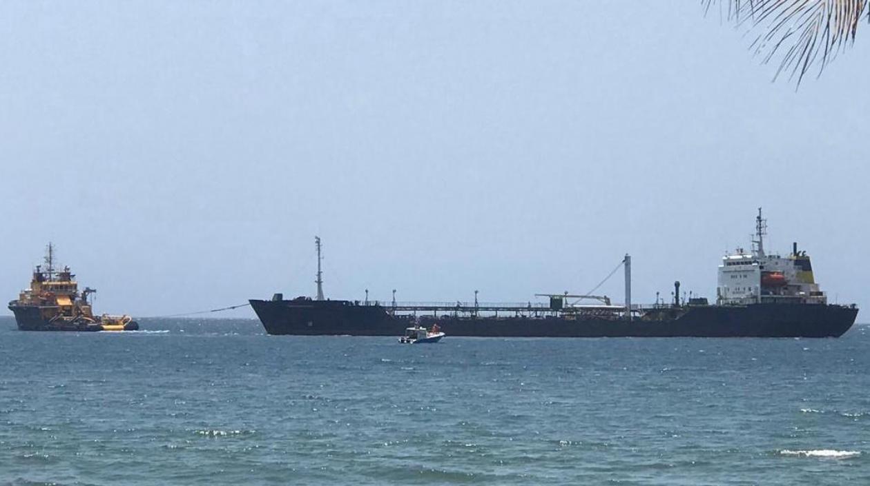 El zarpe asistido por un remolcador.