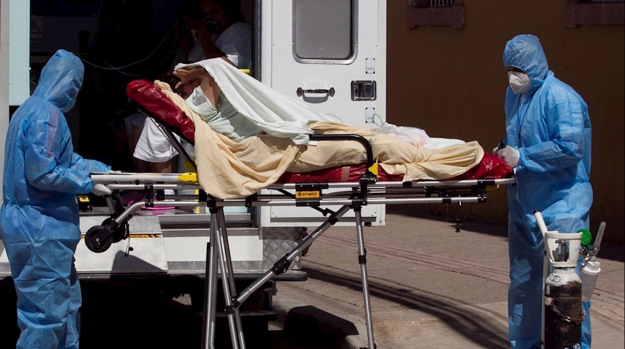 Paramédicos ingresan a pacientes de Covid-19 a un hospital latinoamericano.