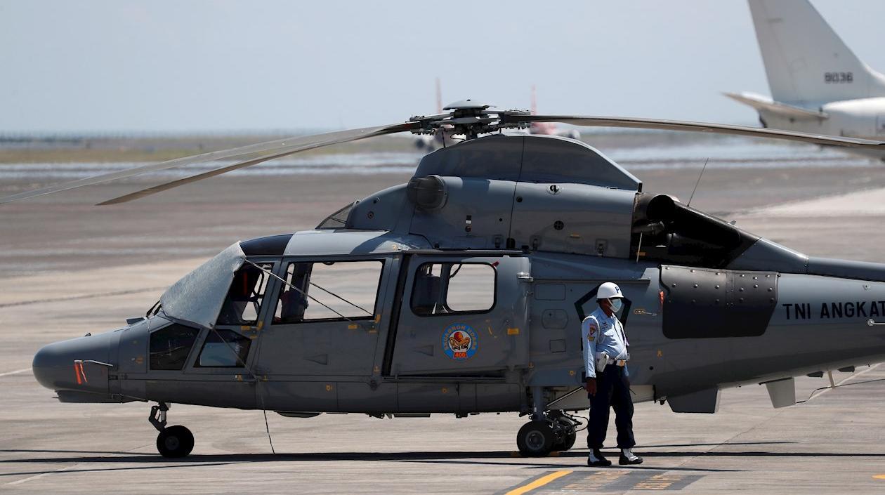 Un helicóptero que participó en la búsqueda aérea de los restos del sumergible en Indonesia.