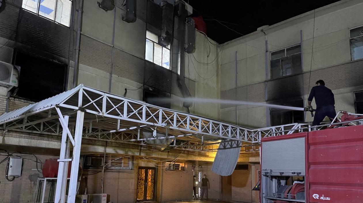 Bomberos sofocan las llamas originadas en un hospital de Iraq.