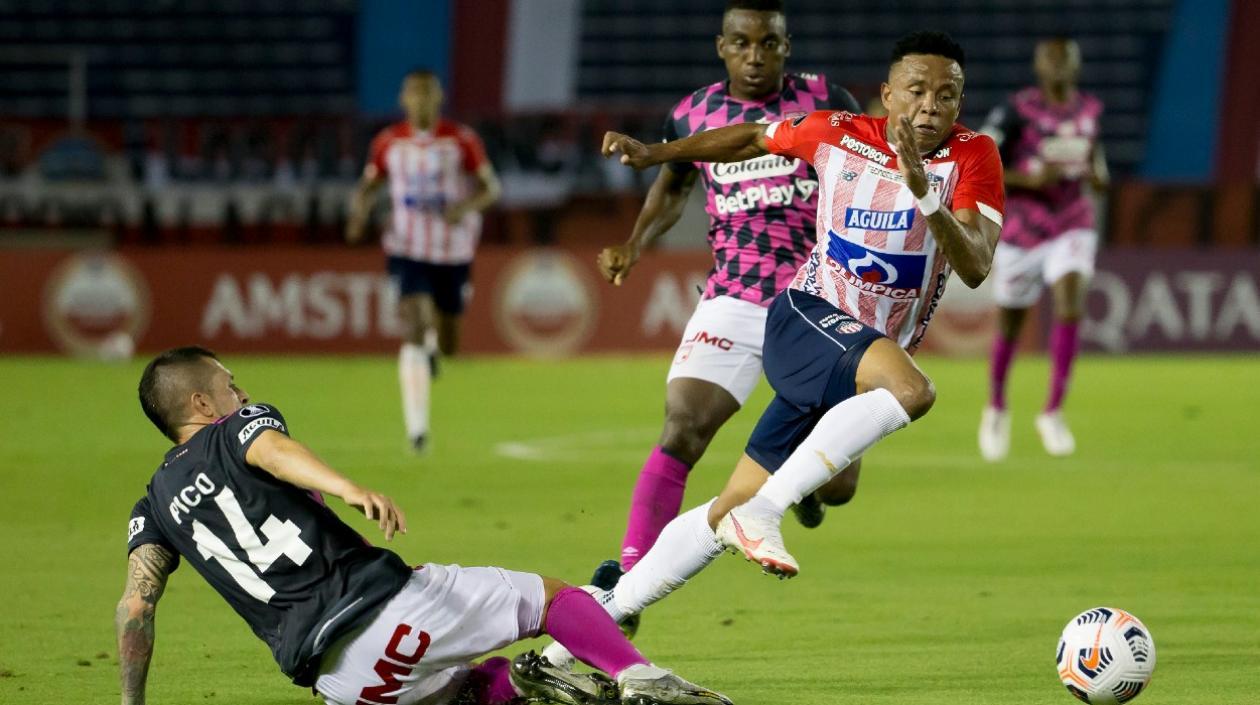 John Pajoy en acción de partido ante Leonardo Pico. 