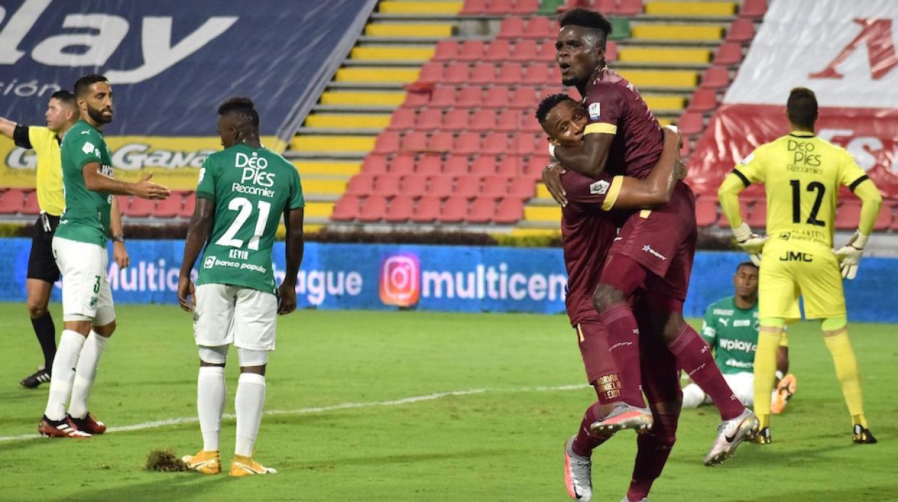 Jugadores del Deportes Tolima celebrando en el partido ante Deportivo Cali.