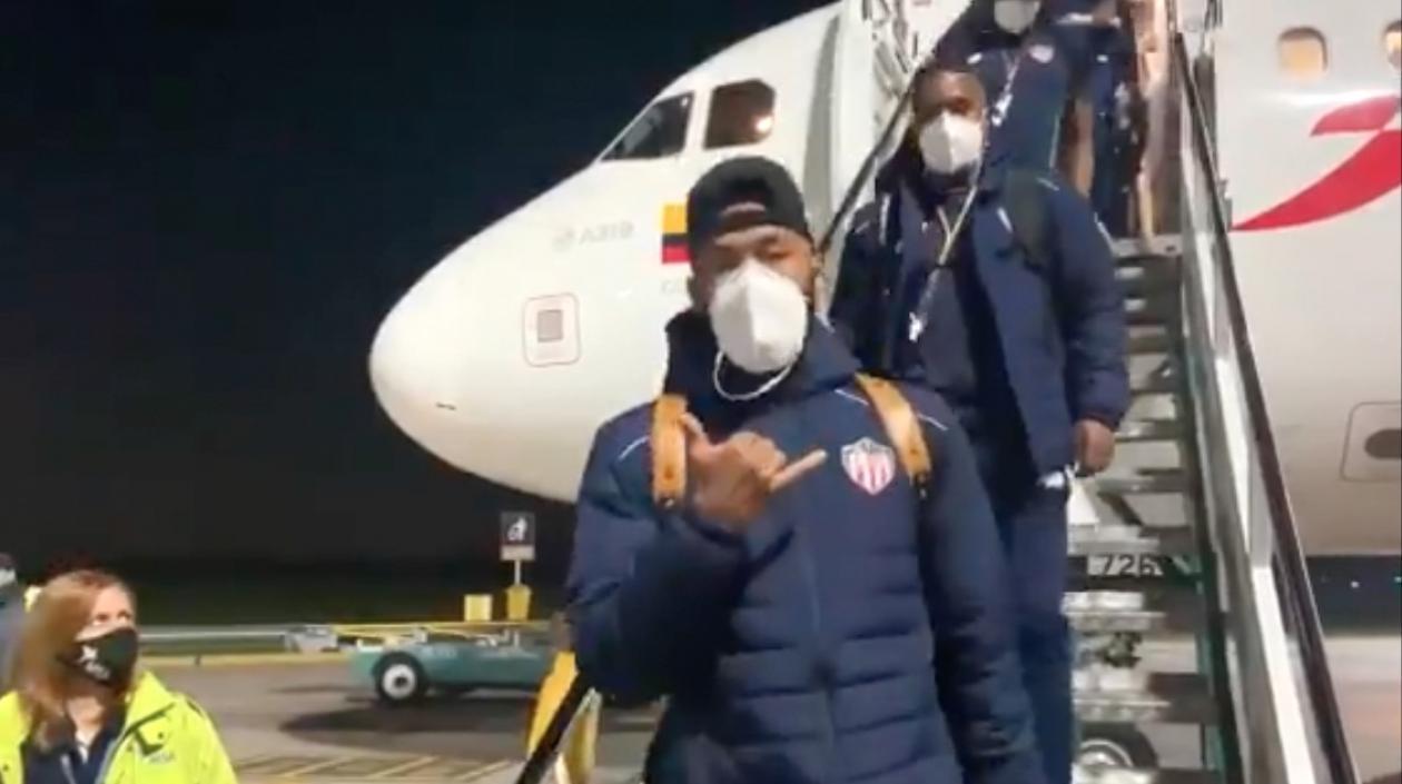 Jugadores del Junior a su llegada a Buenos Aires.