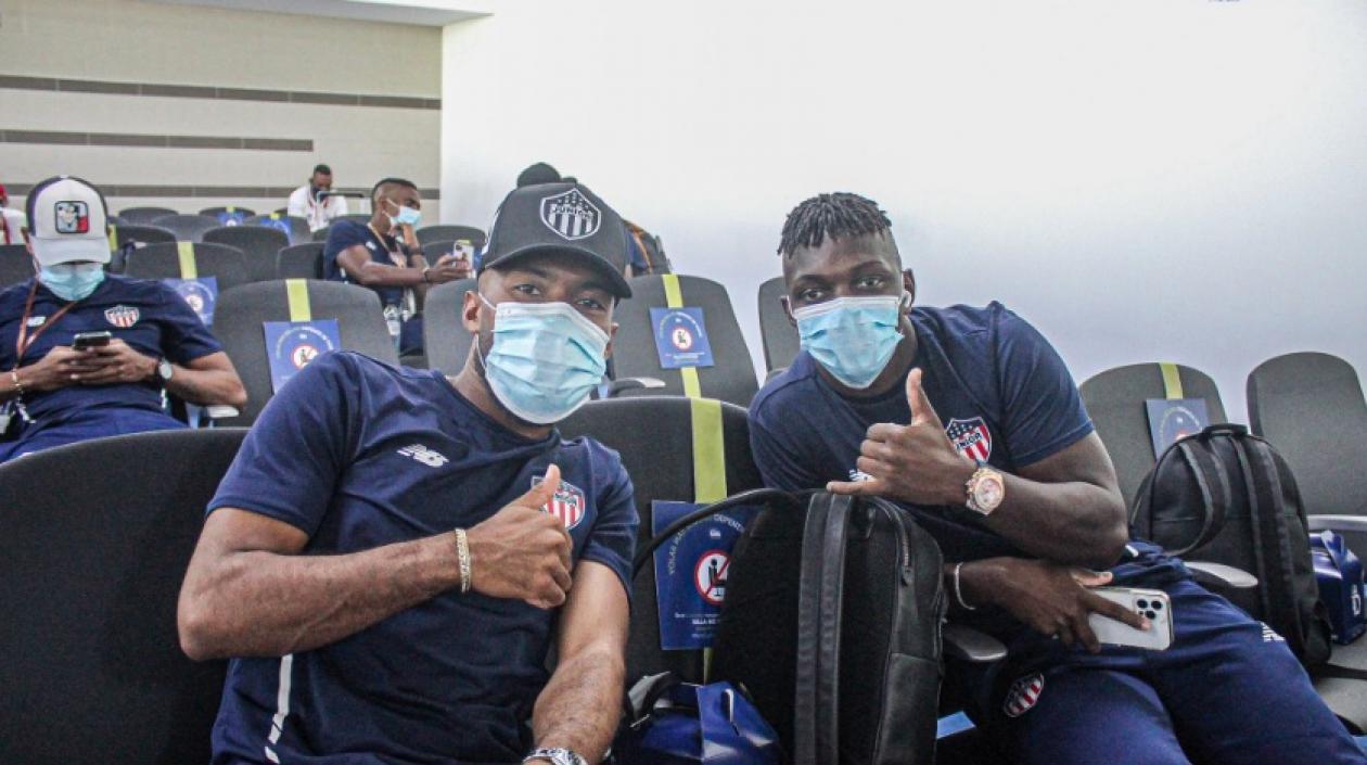 Jugadores del Junior al iniciar el viaje hacia Argentina.