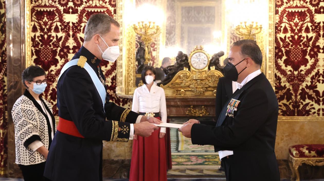 El rey Felipe VI recibe la Carta Credencial de manos del embajador de la República de Colombia, Luis Guillermo Plata Páez.