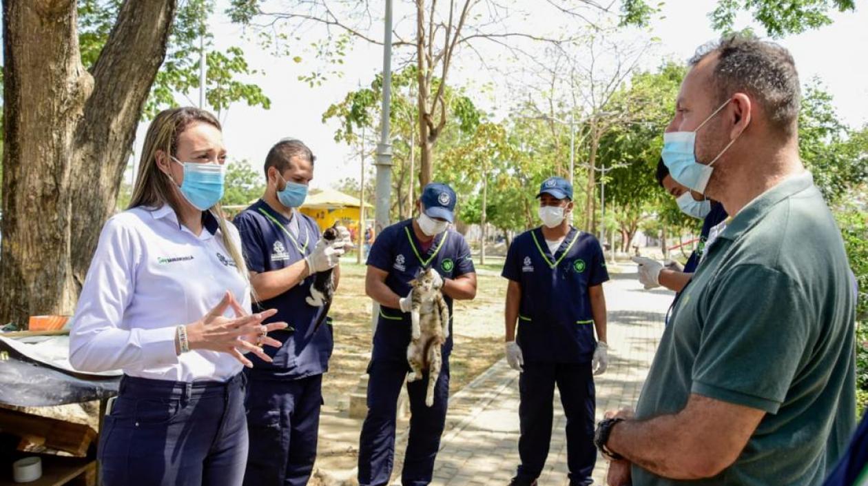 Jennifer Villarreal, secretaria de Gobierno de Barranquilla, durante el recorrido de la Patrulla Animal.