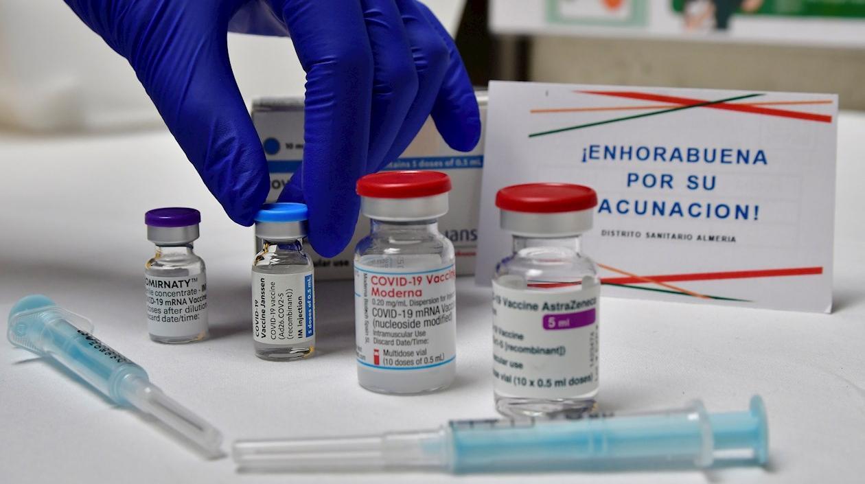 Imagen de las cuatro vacunas disponibles en un punto de vacunación masiva ubicado en el Palacio de los Juegos del Mediterráneo de Almería, España.