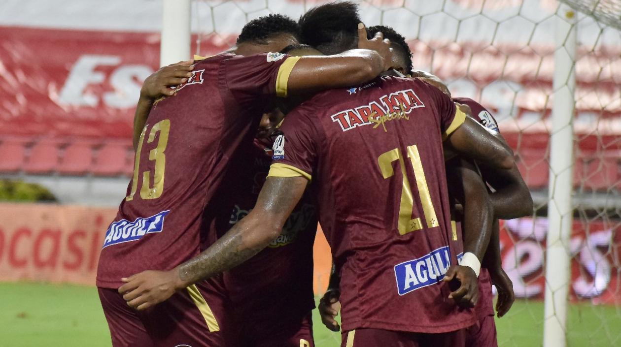 Jugadores del Deportes Tolima celebran un gol. 