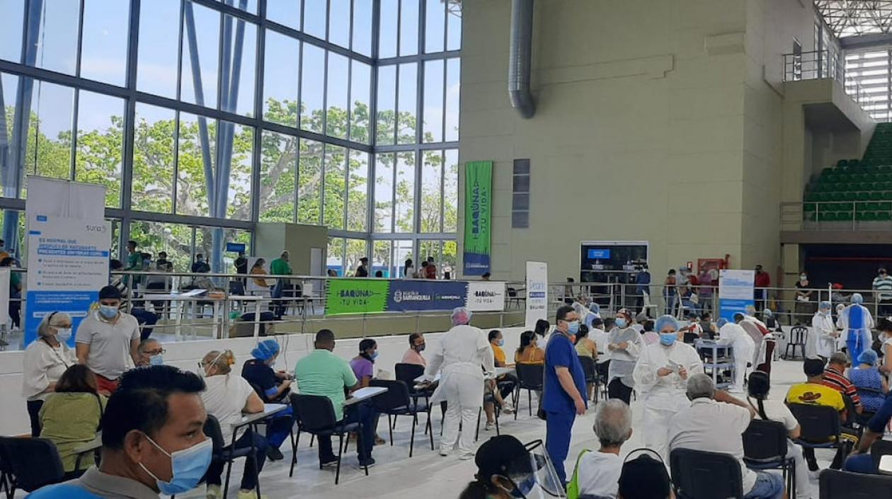 Puesto de vacunación de la EPS Sura en el Elías Chegwin.