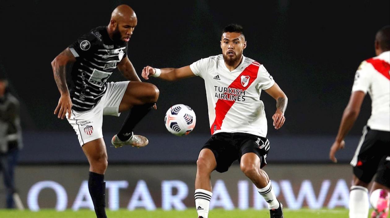Freddy Hinestroza controlando el balón ante la marca de Paulo Díaz.