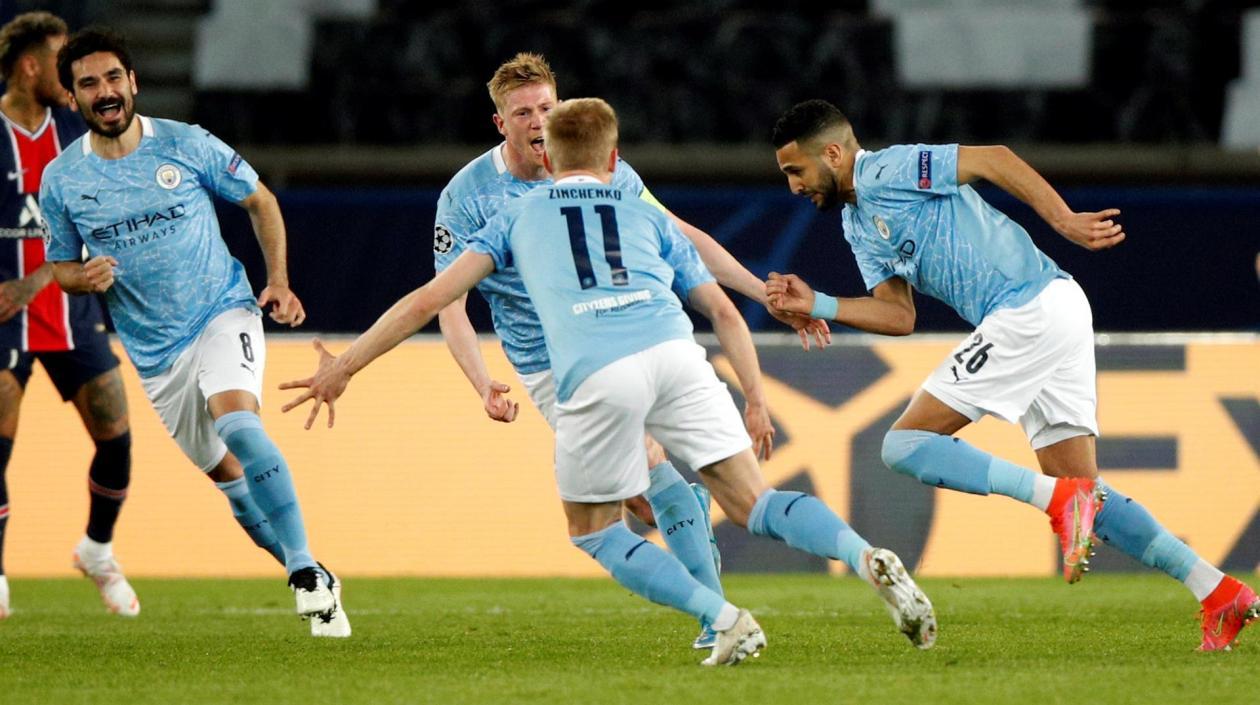 Riyad Mahrez celebra con sus compañeros el gol del triunfo, ante el desconsuelo de Neymar. 
