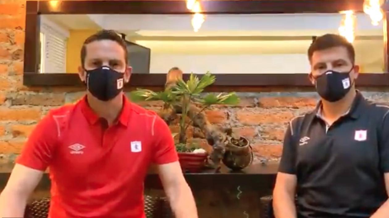 Mauricio Romero, presidente ejecutivo del América y el extécnico Juan Cruz Real.