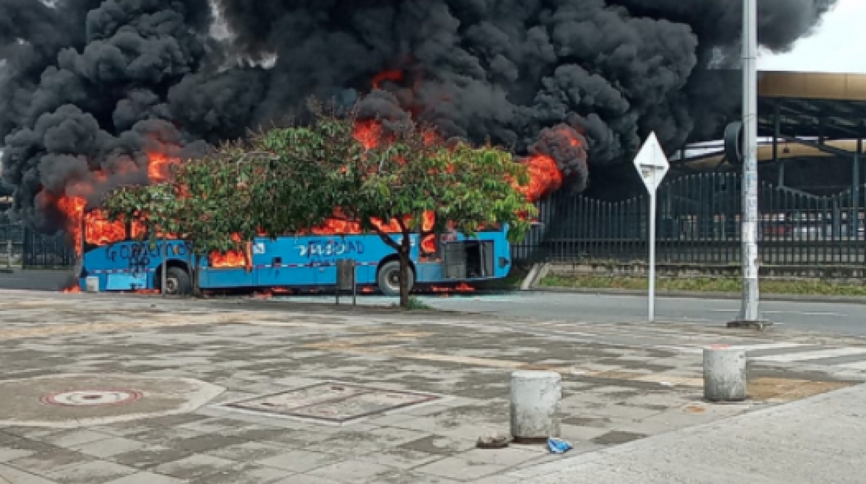 Uno de los buses vandalizados. 