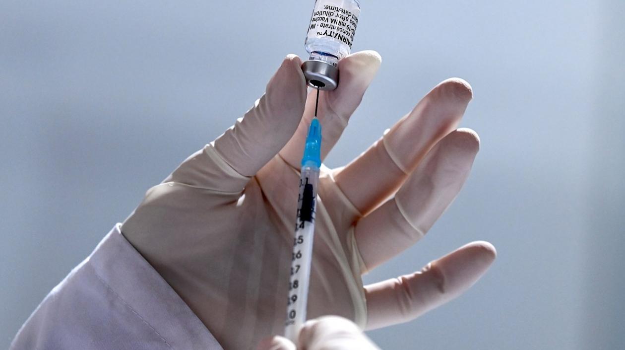 Un sanitario prepara una dosis de la vacuna de Pfizer-BioNTech. 