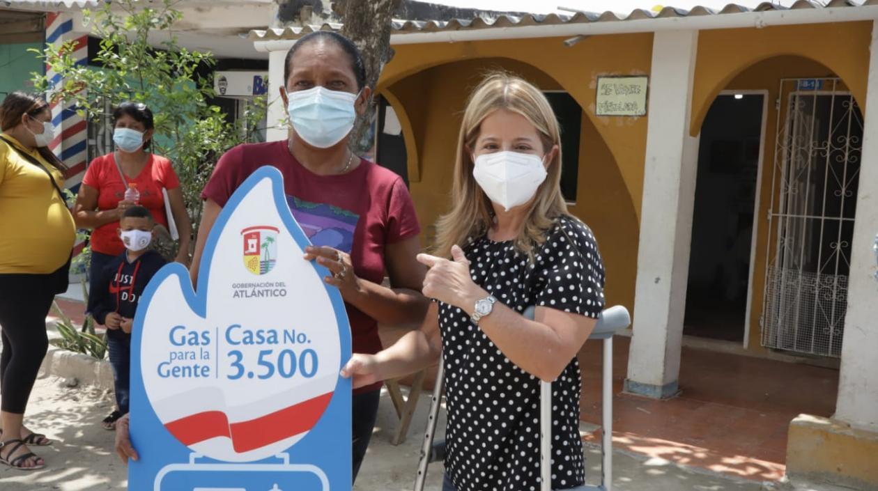 La gobernadora del Atlántico, Elsa Noguera, visitó la vivienda donde se instaló la conexión número 3.500 dentro del proyecto ‘Gas para la Gente’ en Soledad.
