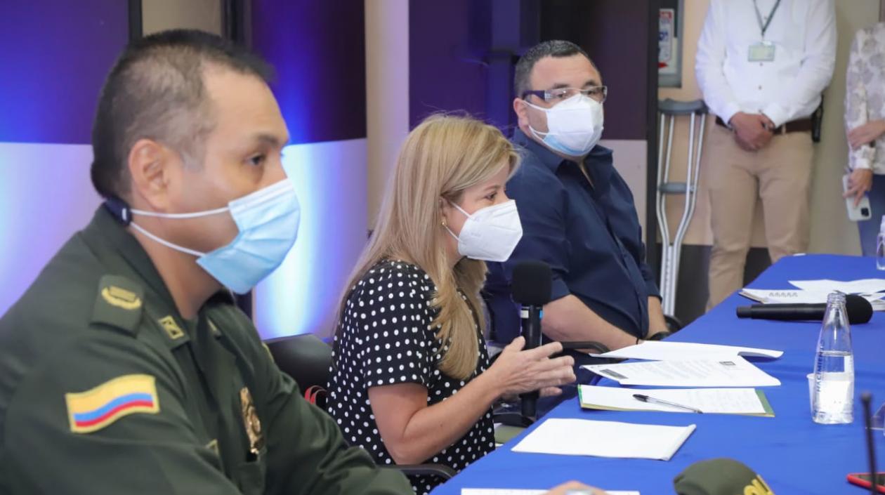 Comandante de la Policía del Atlántico, la Gobernadora Elsa Noguera y el secretario del Interior, Yesid Turbay.