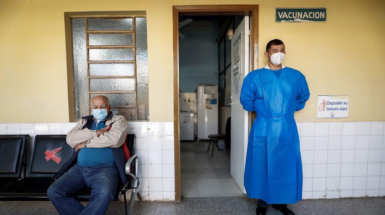 Un adulto mayor espera hoy su turno para vacunarse contra el Covid-19.