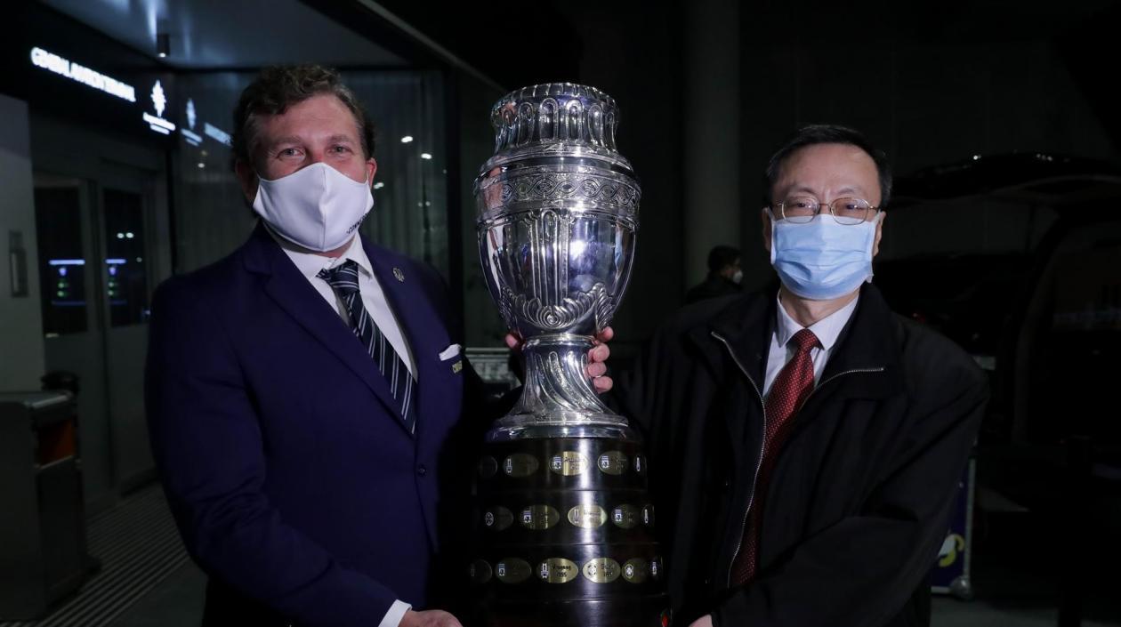 Alejandro Domínguez, presidente de la Conmebol, y Wang Gang, embajador de China en Uruguay.