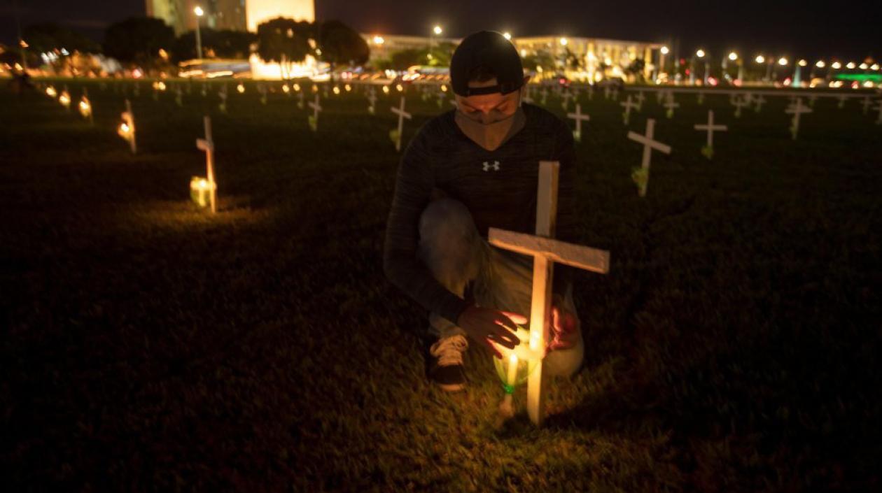 En muchas regiones del mundo se ha recurrido a las fosas comunes para sepultar a las víctimas.