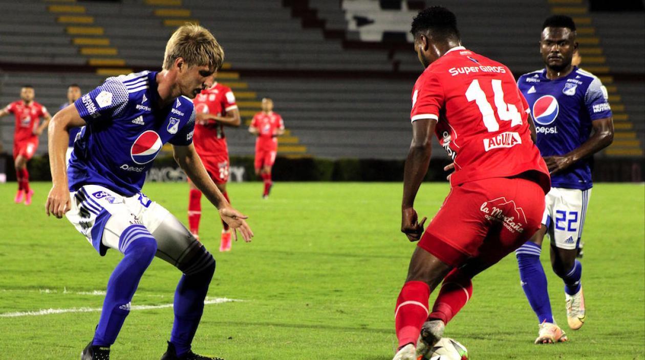 Andrés Llinás (Millonarios) enfrentando la marca de Aldair Rodríguez (América).