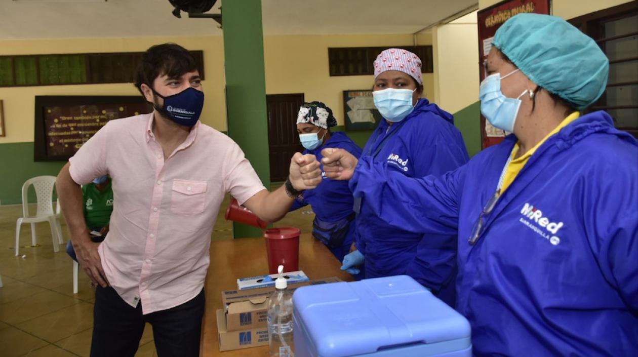 El Alcalde Jaime Pumarejo con el personal encargado del punto de vacunación.