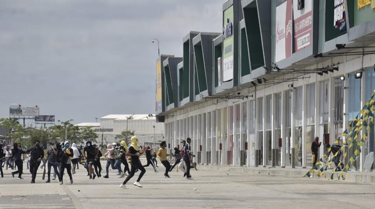 Los destrozos en almacenes de la Circunvalar.