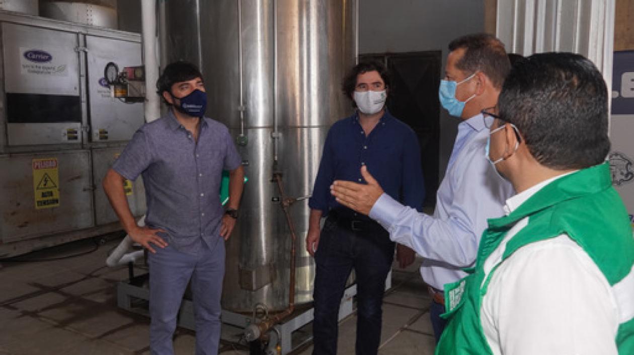 Red de oxígeno en hospital de campaña Puerta de Oro.