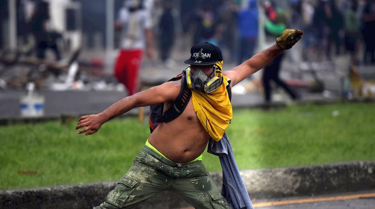 Uno de los manifestantes enfrentando a la Fuerza Pública en Cali.