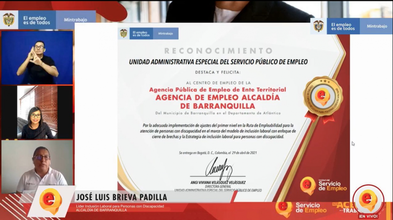 Imagen de la entrega del reconocimiento.