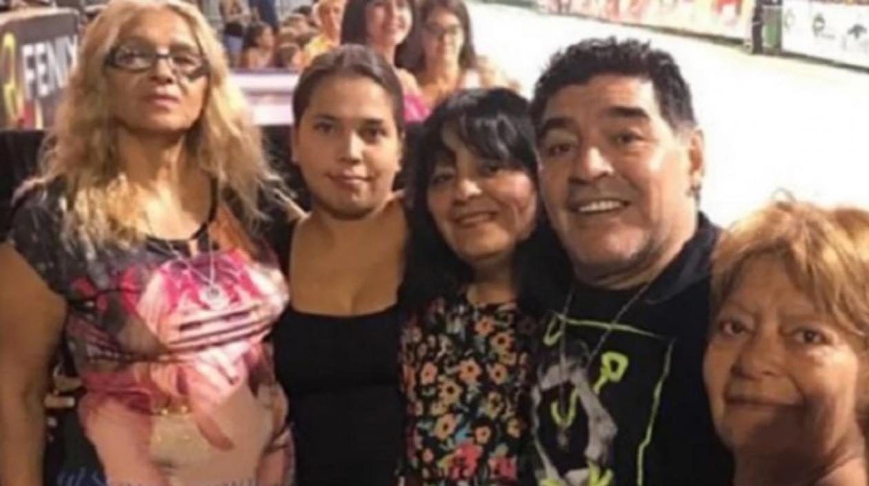 Diego Maradona, con cuatro de sus hermanos.