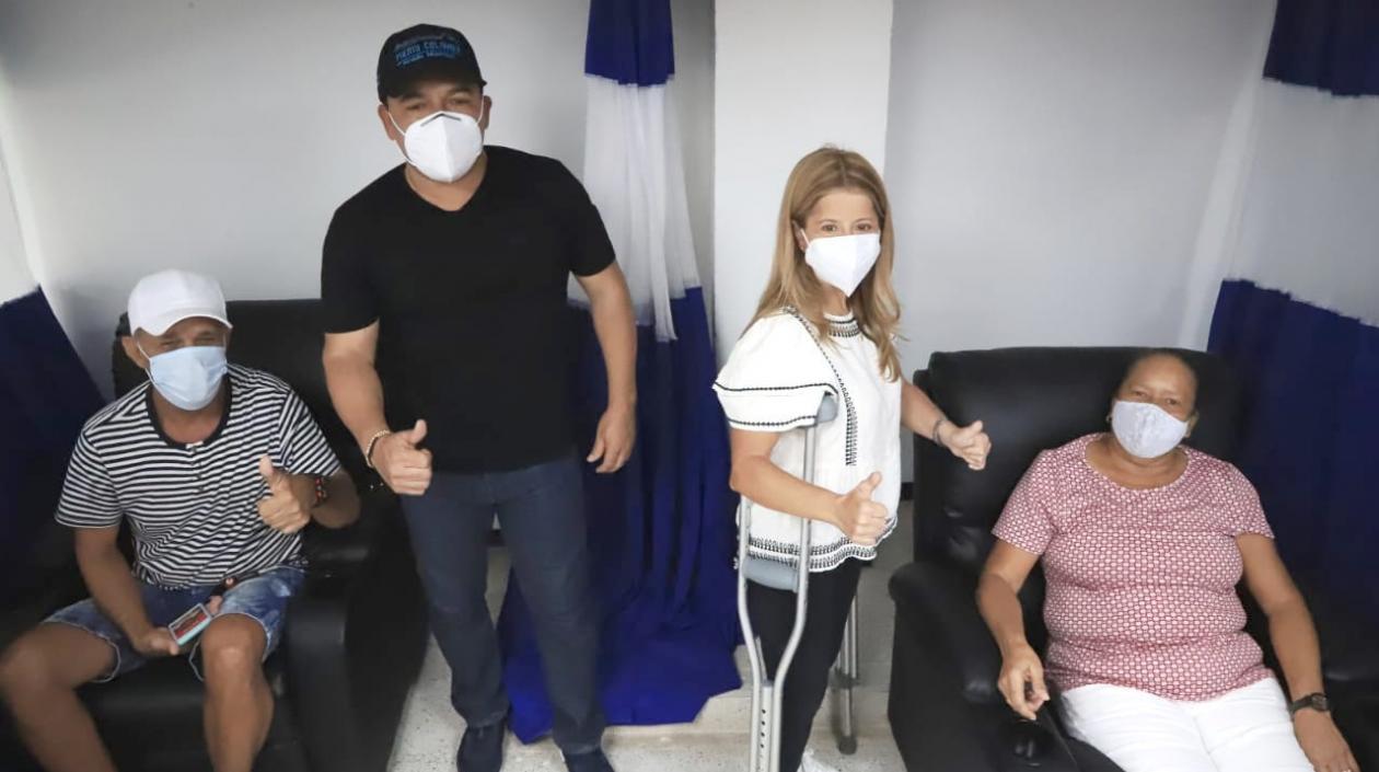 Los papás del fútbolista Carlos Bacca se vacunaron contra el Covid-19.